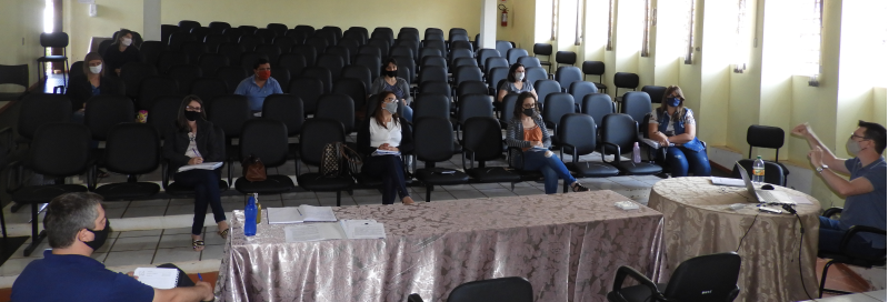 SECRETARIA MUNICIPAL DE EDUCAÇÃO, CULTURA E TURISMO EM REGIME DE COLABORAÇÃO COM O CONSELHO MUNICIPAL DE EDUCAÇÃO, REÚNE EQUIPES DIRETIVAS DA REDE MUNICIPAL DE ENSINO DE ROQUE GONZALES